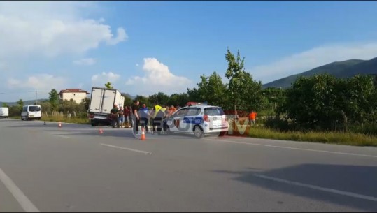 Përplasen dy mjete në Berat, lëndohen 2 drejtuesit e pasagjeri/VIDEO