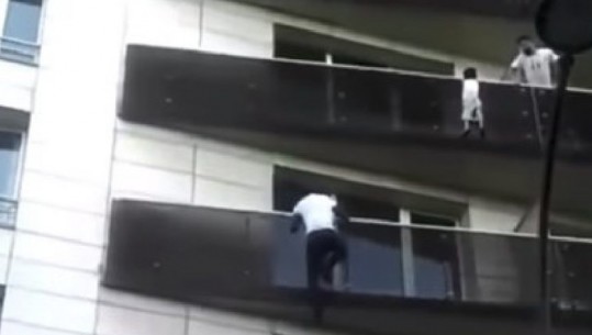 'Heroi i Parisit' ngjitet në katër kate për të shpëtuar fëmijën që po binte nga ballkoni/VIDEO
