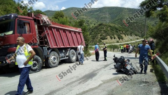 VIDEO/Berat, përplaset nga kamioni, lëndohet çiklisti austriak
