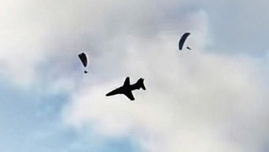 Avioni ushtarak me 550 km/h kalon 30 m poshtë parashutistëve/VIDEO