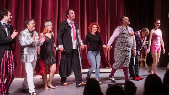 'Komedia që shkon për dreq' mirëpritet në Korçë, këtë javë vjen në Teatrin Kombëtar