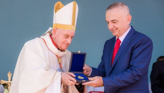 Presidenti Meta i akordon kardinalit Troshani dekoratën 'Gjergj Kastrioti Skënderbeu'