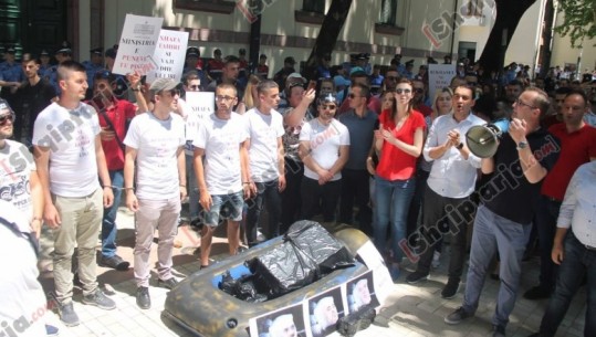 ‘Xhafaj ik’/ Të rinjtë demokratë dhe të LRI protestë 40' para Ministrisë së Brendshme, qëllojnë me vezë dhe peshq