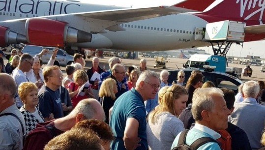 Panik në aeroportin e Manchesterit, plasaritet muri dhe tavani/FOTO