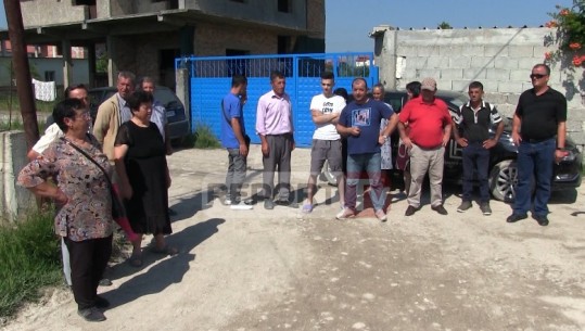 Fier, banorët e lagjes “Afrimi i ri” protestojnë për rrugën e prishur