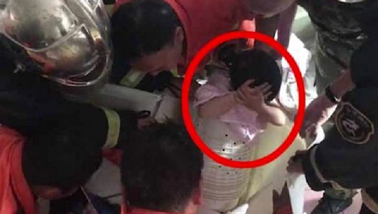 Kinë, vogëlushi ngec brenda lavatriçes, nxirret nga zjarrfikësit/VIDEO