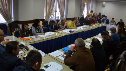 Gjirokastër, LSI-së i ikin dy këshilltarë, shkarkohet kreu i Këshillit Bashkiak, e sapozgjedhura e PD