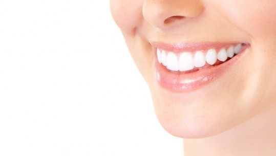 Dy mënyra praktike për zbardhjen e dhëmbëve në kushte shtëpie