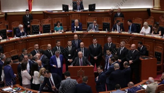 FOTOT/ Tensionet në Kuvend, Ramën e zë koka, PS ikën, opozita vijon e vetme seancën në Facebook