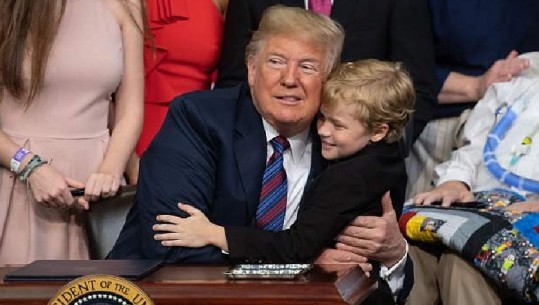 8 vjeçari 'vjedh' vëmendjen, përpiqet disa herë të përqafojë Donald Trump/VIDEO
