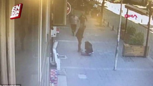 Turqi, rrihte brutalisht ish-gruan në rrugë, sulmohet nga kalimtarët/VIDEO