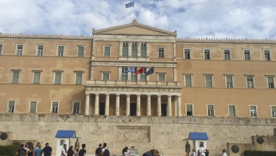 Kriza greke, lajm i mirë për emigrantët shqiptarë, mund të tërheqin paratë nga bankat