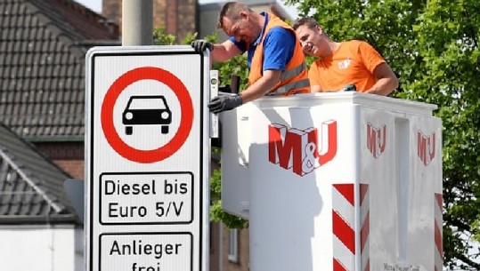 Hamburgu, qyteti i parë në Europë që ndalon makinat me naftë