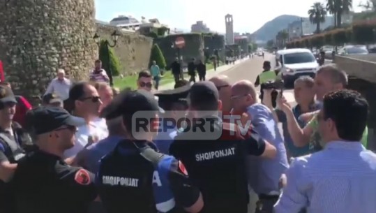 FOTO-VIDEO/ Demokratët e Elbasanit, Cërrikut e Belshit presin Ramën me protesta, deputetët shtyjnë policinë