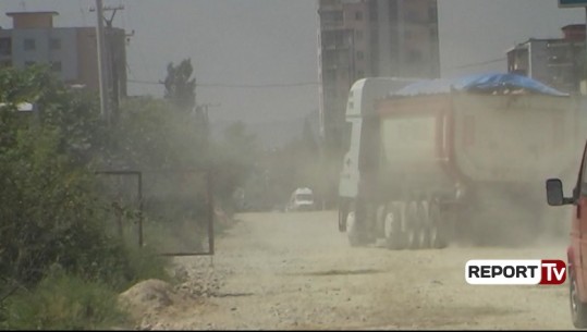 Fushë Krujë, pluhuri mbulon vendin, banorët: Shkak edhe kalimi i kamionëve