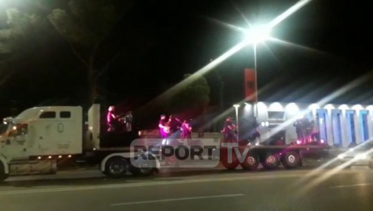  'Elita 5' emocione në rrugët e Tiranës, grupi performon mbi një kamion në ecje, ja projekti i ri që do sjellin/ VIDEO