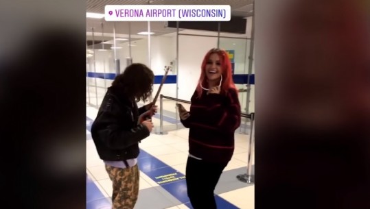 Video/ Rita Ora kërcen në aeroportin e Veronës me çiftelinë që i dha Veliaj