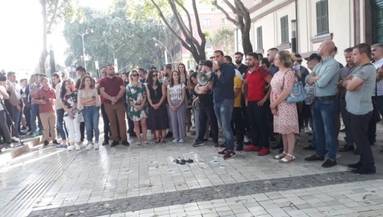 Tiranë, të rinjtë demokratë dhe të LRI sërish protestë para Ministrisë së Brendshme: Xhafaj ik