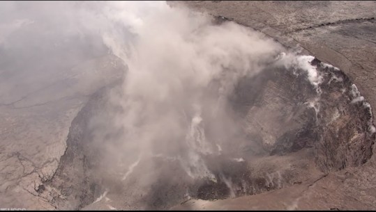Pamjet e filmuara me dron tregojnë sa frikshëm është rritur krateri i vullkanit në Hawaii/VIDEO