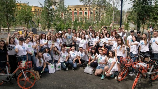 Dita Botërore e Mjedisit/Të rinjtë shpërndajnë llampa ekologjike, Veliaj: Në 3 vjet Tirana më miqësore me mjedisin