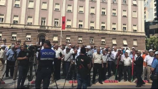 Minatorët protestë te Kryeministria: Të martën grevë urie nëse s'miratohet ligji për statusin