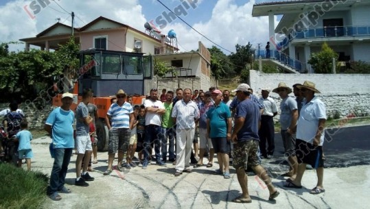 Berat, banorët në protestë: Investimi për rrugën ngeli në mes, priten zgjedhjet e ardhshme për ta mbaruar
