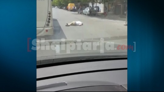 Makina përplas të moshuarin në Tiranë dhe e lë në mes të rrugës, askush s’e ndihmon/ VIDEO e Report Tv