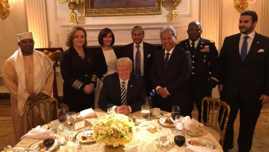 Ambasadorja e Shqipërisë në SHBA në krah të Trump në darkën e shtruar për Iftar/FOTO