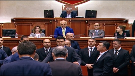 Basha bllokon 1 orë e 30 minuta foltoren, Kuvendi miraton pr/ligjet, Ruçi: Vijoni shfaqjen përmes Facebook
