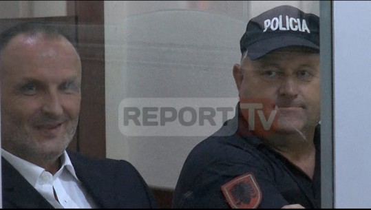 Me pranga në duar dhe i qeshur/Izet Haxhia batuta me policët te Gjykata e Tiranës
