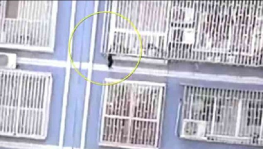 VIDEO/ 'Spider-man' kinez ngjit 5 kate përmes ballkoneve të një pallati për të shpëtuar fëmijën