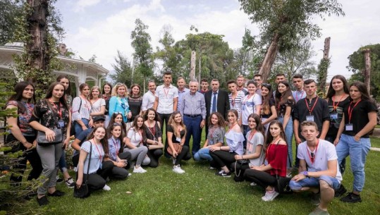 Meta pret në presidencë me gjimnazistë dhe mësues nga Rahoveci: Ruaj kujtime mbresëlënëse