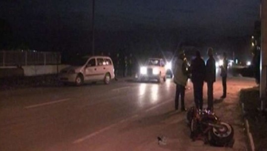 Aksident në Korçë, plagosen 2 të rinj, transportohen me urgjencë në spital