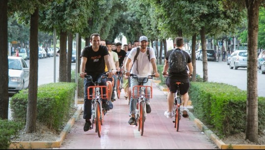 Tiranë, korsia më e re e biçikletave të çon te Parku i Liqenit