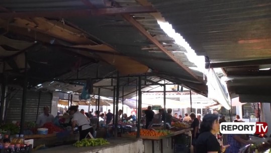 Tregu i fruta perimeve në qytetin e Vlorës nuk ofron asnjë kusht, tregtarët: Premtime prej 28 vitesh në çdo fushatë