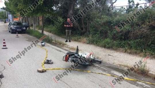 VIDEO/Makina përplas motorin në hyrje të Vlorës dhe largohet, lëndohet drejtuesi