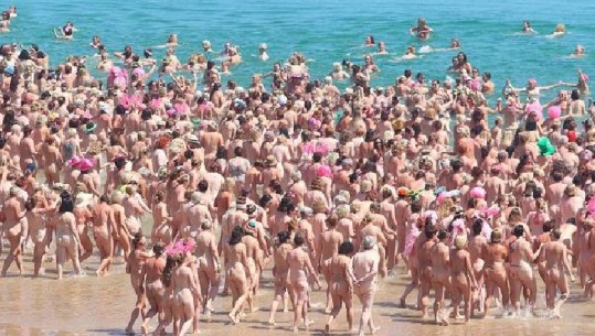 Rekord i ri Guinness, 2.500 gra zhvishen në plazh për bamirësi