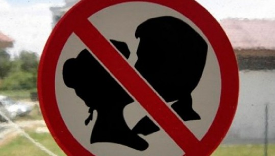 Në disa vende nuk lejohet të putheni në publik, ja cilat janë ato