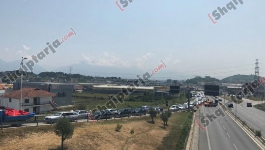 VIDEO-FOTO/Situatë kaotike në Tiranë-Durrës nga trafiku, radhë kilometrike në rrugën e Rinasit