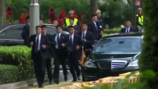 Ndoqën me vrap limuzinën, truprojat  e Kim Jong Un tërheqin sërish vëmendje para takimit me Trump