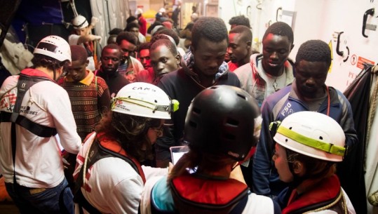 Pas refuzimit të Italisë e Maltës, Spanja hap dyert për 629 refugjatët në anijen e bllokuar në Mesdhe