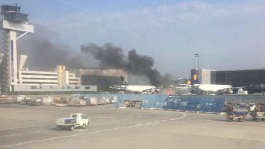 Panik në aeroportin e Frankfurtit, avioni përfshihet nga flakët/VIDEO