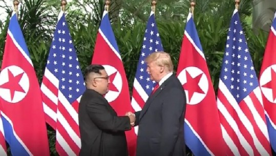 VIDEO/ Momenti historik i shtrëngimit të duarve mes Trump e Kim Jong Un, cili e zgjati dorën i pari