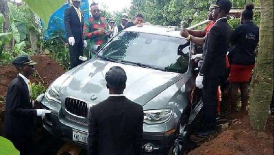 E çuditshme/ I riu varros të atin brenda 'BMW'-s në Nigeri