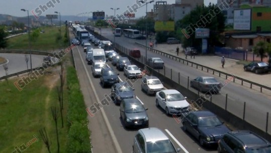 FOTO-VIDEO/ Dy orë në trafik, vijon kaosi në Tiranë-Durrës, i sëmuri bllokohet në rrugë