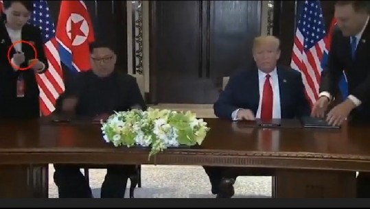 Pse Kim Jong Un e ndërroi stilolapsin urgjent kur firmosi me Trump? Detaji që s'u pa/VIDEO