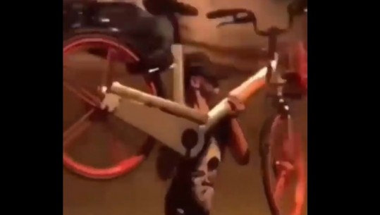 VIDEO/ Ja si e shkatërron i riu biçikletën Mobike, mjetet 'cool' mbërritën në Tiranë pak ditë më parë
