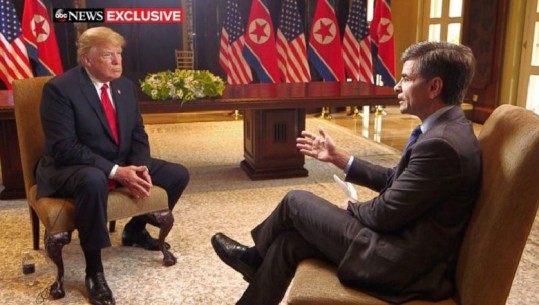 Gazetari pyet Trump: Si mund t'i besosh një diktatori që ju vetë e quajtët të tillë/VIDEO