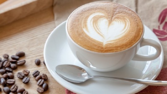 E nisni ditën me një filxhan kafe? Lexoni më parë efektet e saj në shëndetin tonë