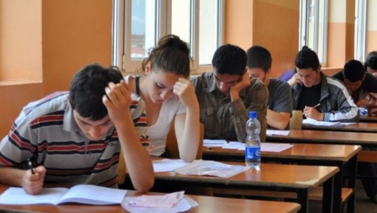 Matura Shtetërore/ Pezullohen 11 nxënës, u kapën me celularë në provim